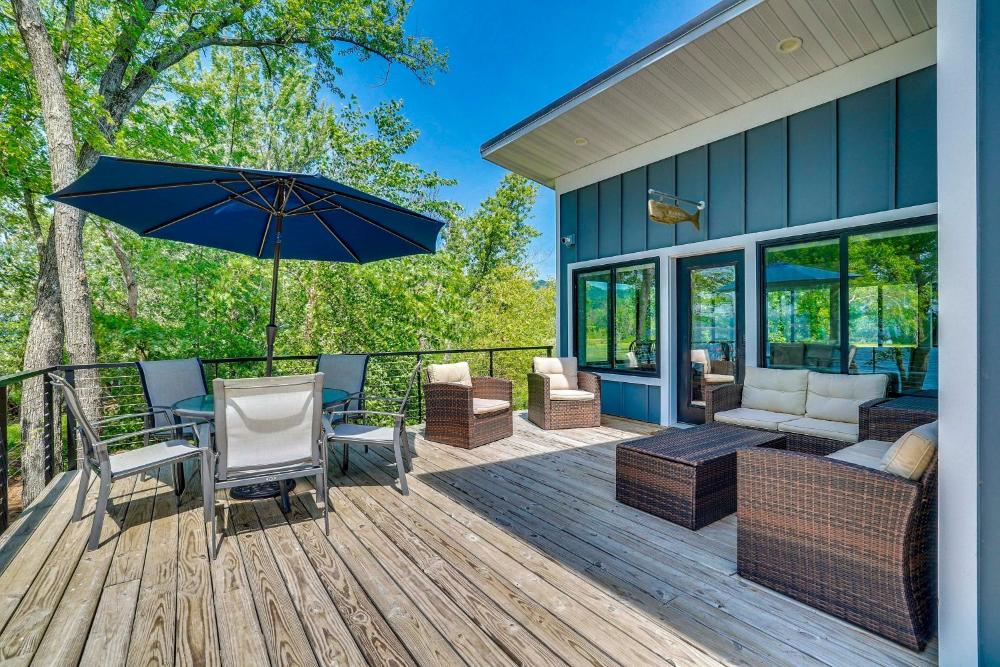 Hot Tub and Dock Beachfront Oasis in Stockholm!